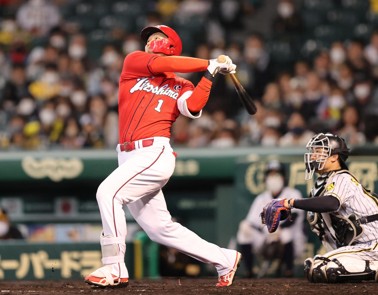 21年10月17日、阪神対広島　左中間に本塁打を放つ広島鈴木誠也