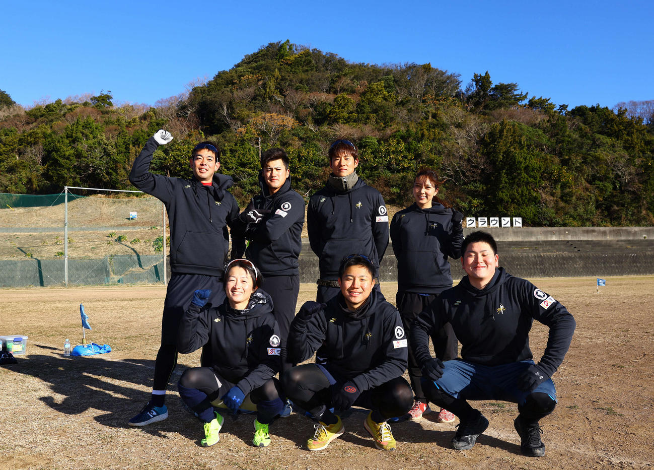 合同自主トレの練習前、写真に納まるレッズ秋山（左上）ら。前列左から西武レディーズ山崎、BC群馬茂木、新山、後列左から1人おいて阪神板山、ソフトバンク上林、笹川（撮影・垰建太）