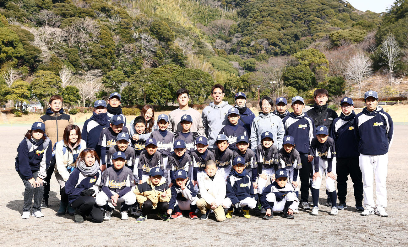 野球教室を終え松崎野球スポーツ少年団と写真に納まるレッズ秋山（後方中央右）、阪神板山祐太郎（同左）ら（撮影・垰建太）