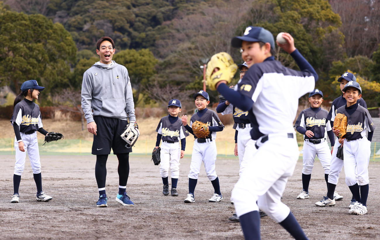 野球教室で子どもたちと楽しそうに笑顔を見せるレッズ秋山（左から2人目）（撮影・垰建太）
