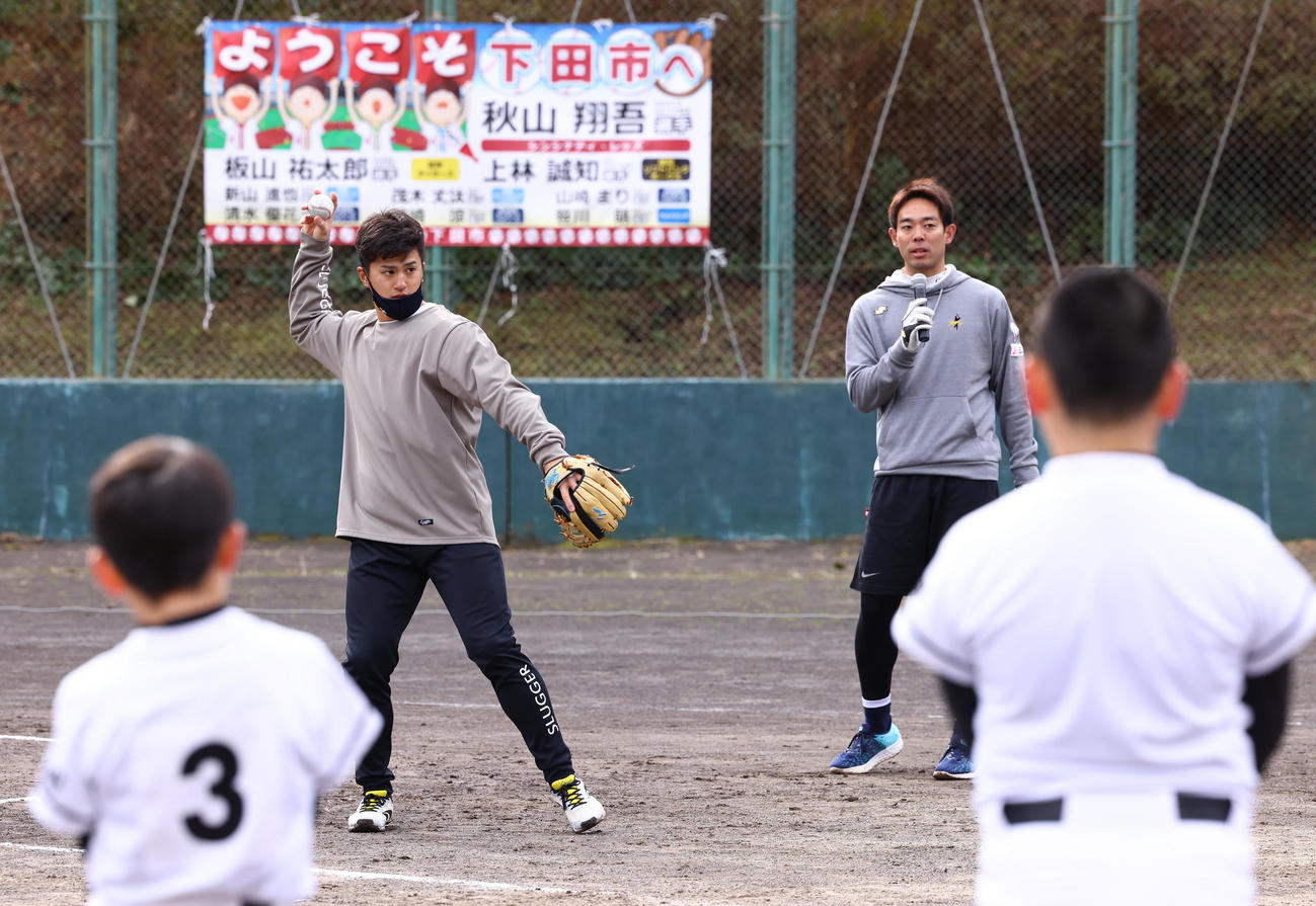 野球教室でレッズ秋山（中央右）らと子どもたちに身振り手振りでアドバイスする阪神板山（同左）（撮影・垰建太）