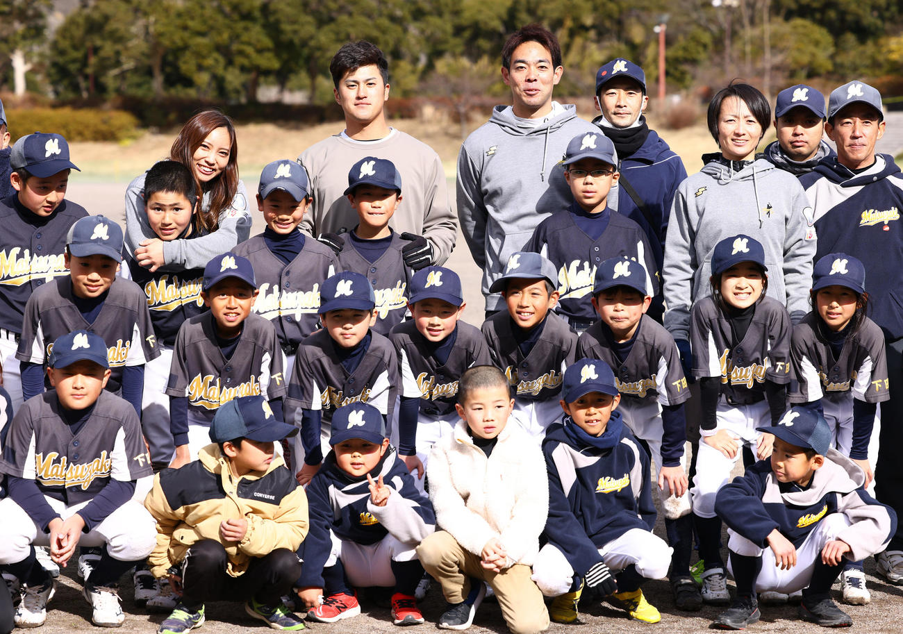 野球教室を終え松崎野球スポーツ少年団と写真に納まるレッズ秋山（後方左から5人目）ら。後列左から3人目から笹川萌、阪神板山、2人おいて西武レディース山崎（撮影・垰建太）