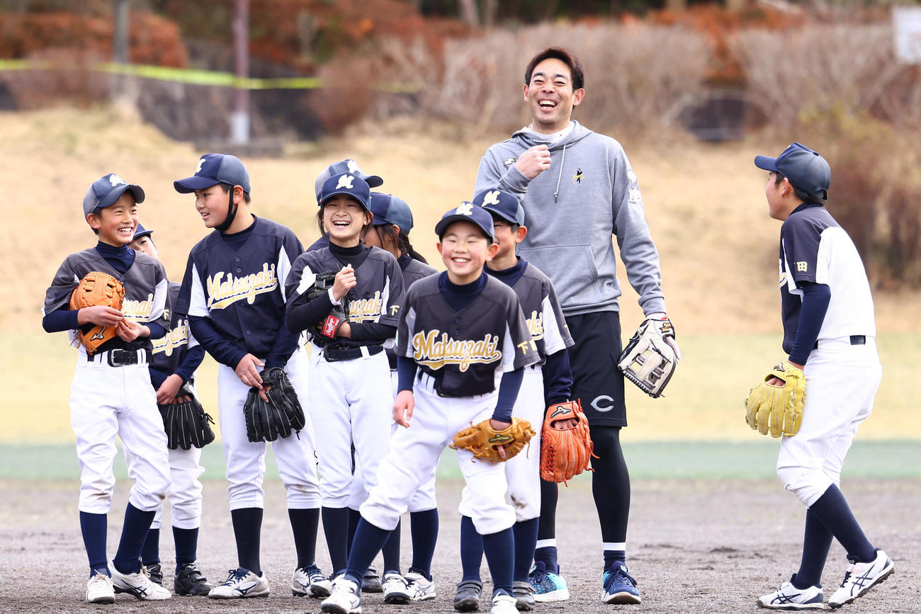 野球教室で子どもたちと楽しそうに笑顔を見せるレッズ秋山（右から2人目）（撮影・垰建太）