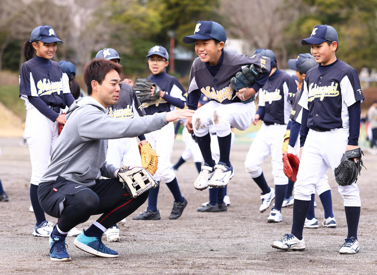 野球教室で子どもたちと楽しそうに笑顔を見せるレッズ秋山（左）（撮影・垰建太）