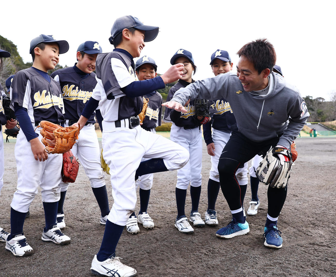 野球教室で子どもたちと楽しそうに笑顔を見せるレッズ秋山（右）（撮影・垰建太）