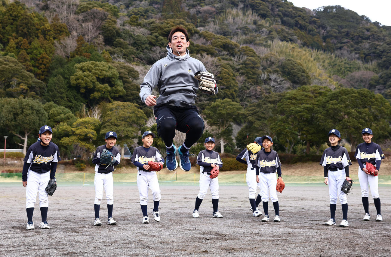 野球教室で子どもたちにもも上げジャンプを披露するレッズ秋山（中央）（撮影・垰建太）