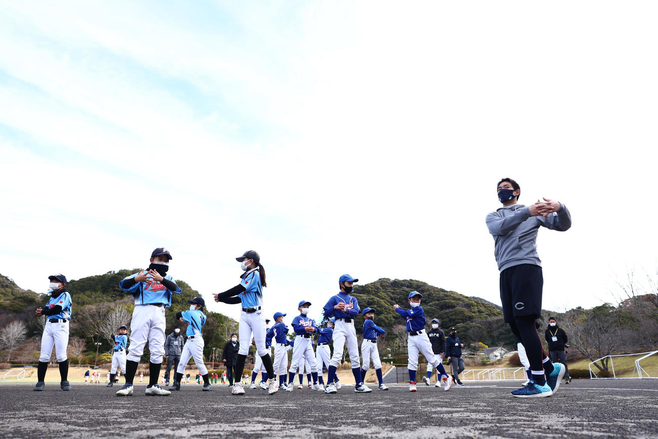 野球教室で子どもたちとウオーミングアップを行うレッズ秋山（右）（撮影・垰建太）