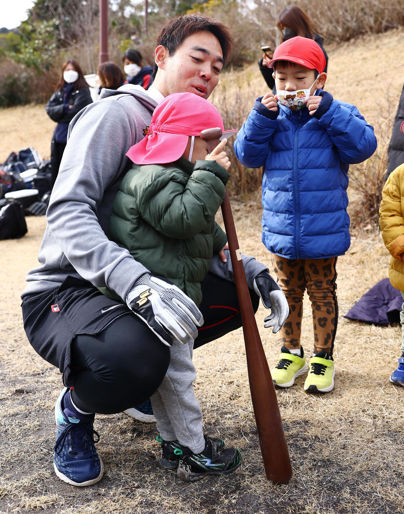 野球教室の合間に遊びにきた園児たちとふれ合うレッズ秋山（左）（撮影・垰建太）