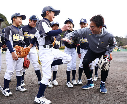 レッズ秋山翔吾「こういう時間は非常に貴重」少年野球教室で選手たちと