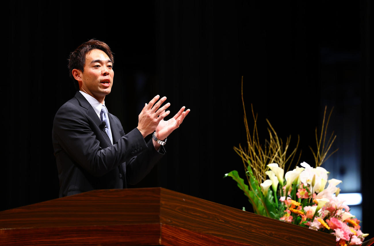 「下田市制施行50周年記念」の講演会で話すレッズ秋山（撮影・垰建太）