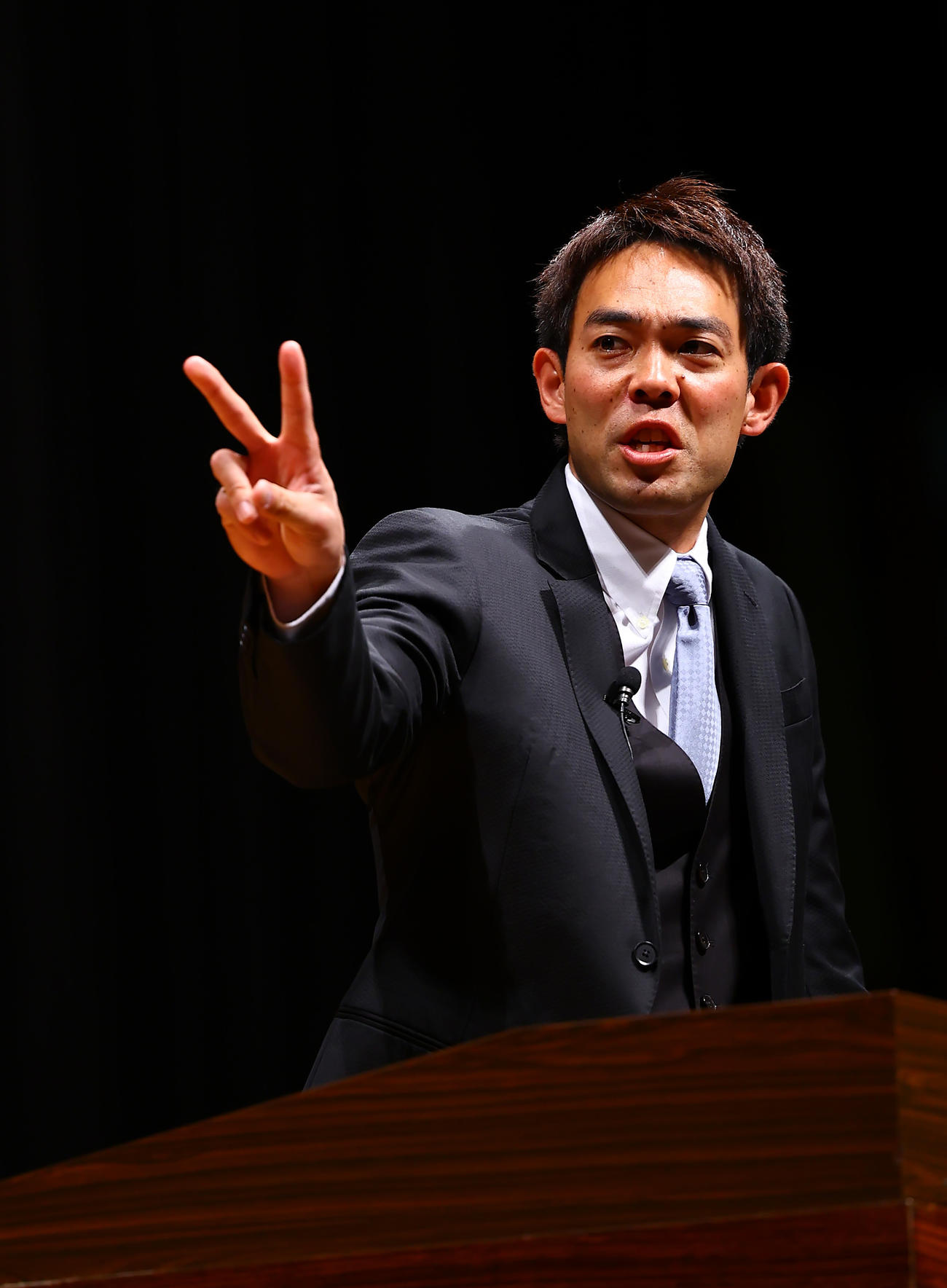 「下田市制施行50周年記念」の講演会で話すレッズ秋山（撮影・垰建太）