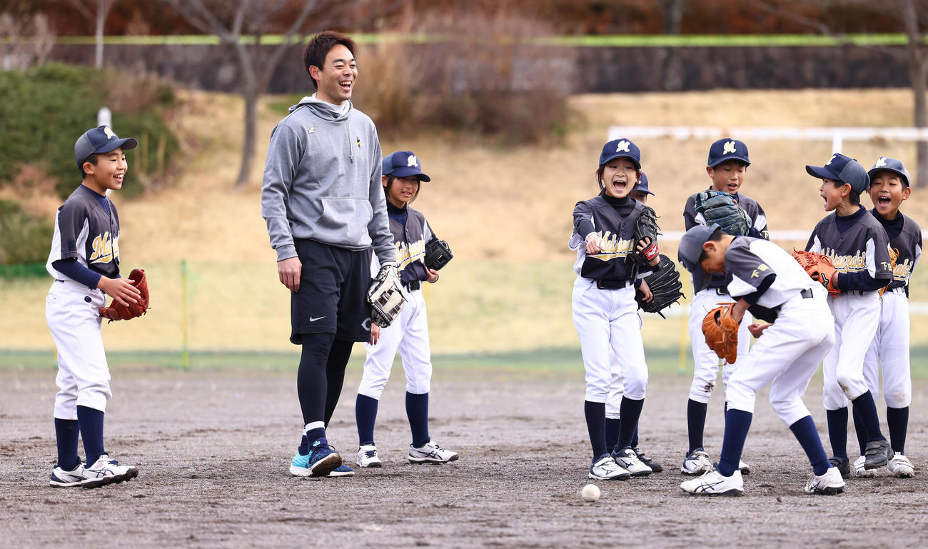 野球教室で子どもたちと楽しそうに笑顔を見せるレッズ秋山（左から2人目）（撮影・垰建太）