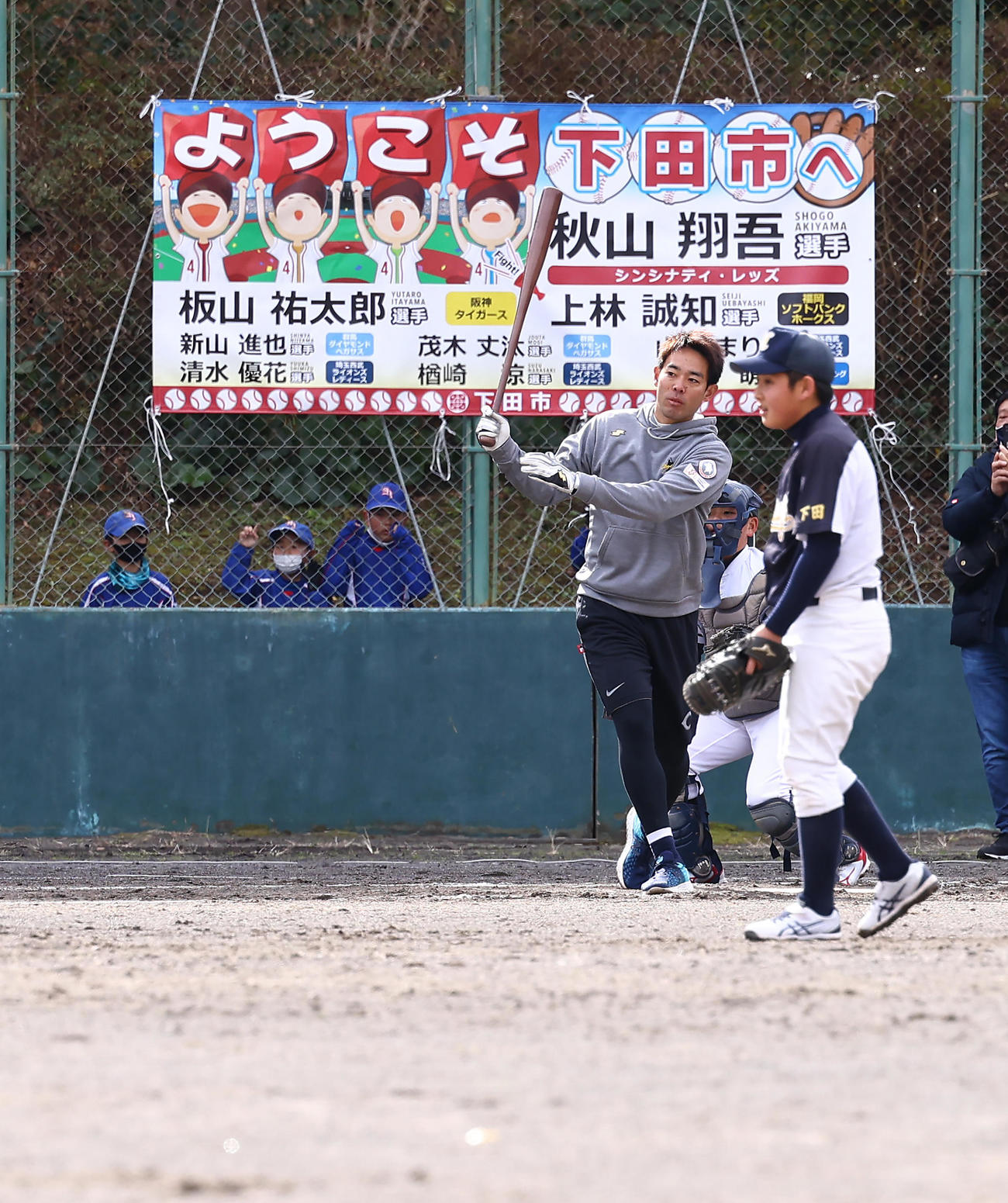 野球教室で打席に立ち少年から右前打を放つレッズ秋山（撮影・垰建太）