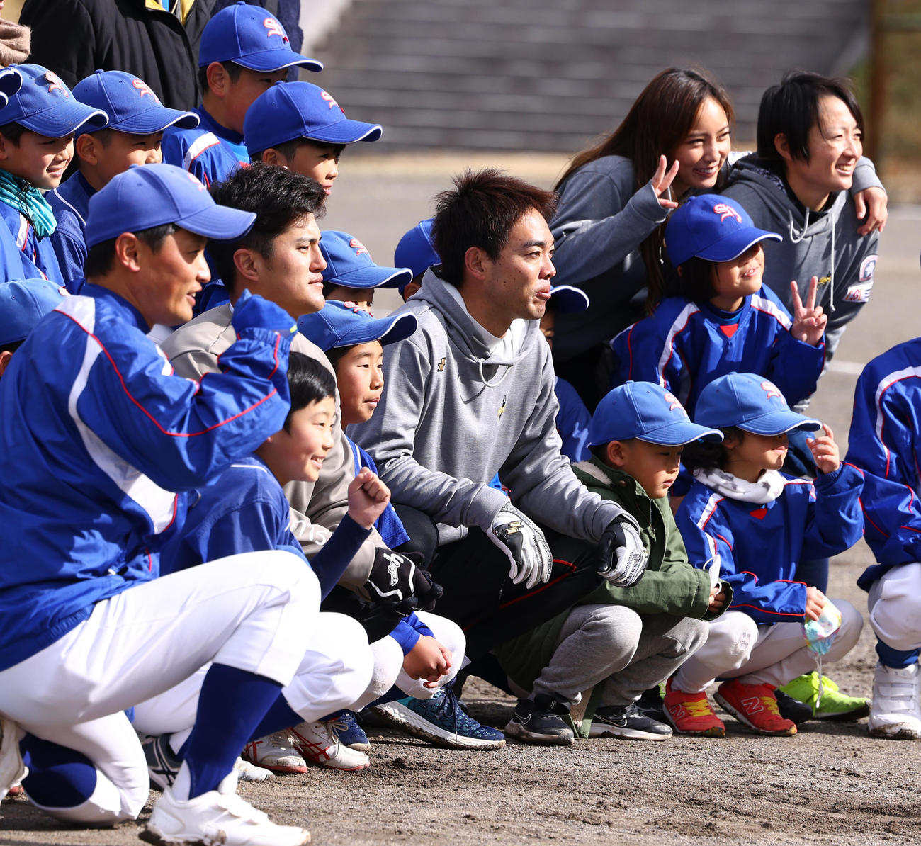野球教室を終え子どもたちと写真に納まるレッズ秋山（中央）、阪神板山（左から2人目）ら（撮影・垰建太）