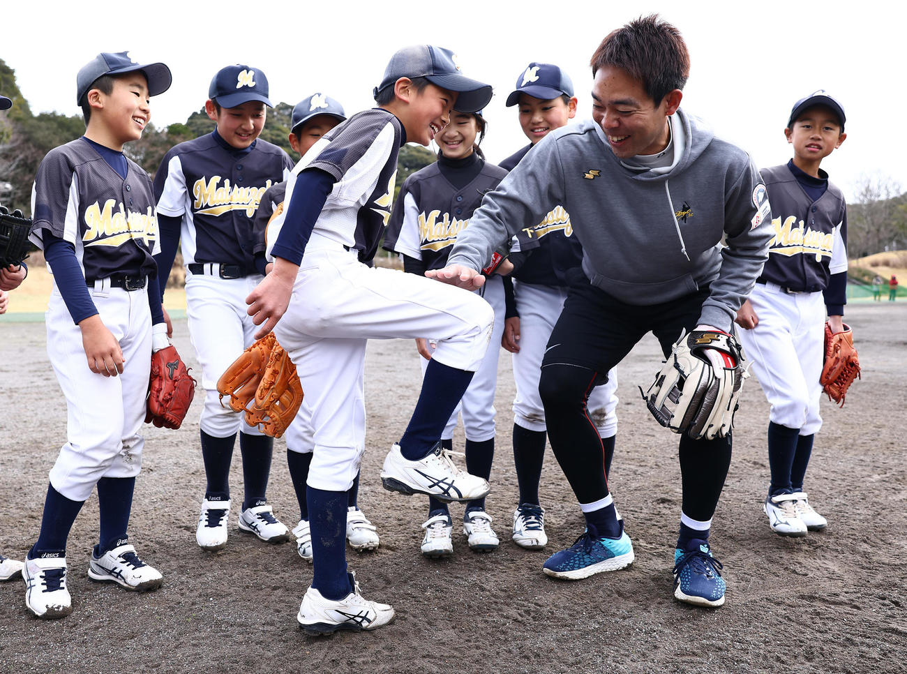 野球教室で子どもたちと楽しそうに笑顔を見せるレッズ秋山（右）（撮影・垰建太）