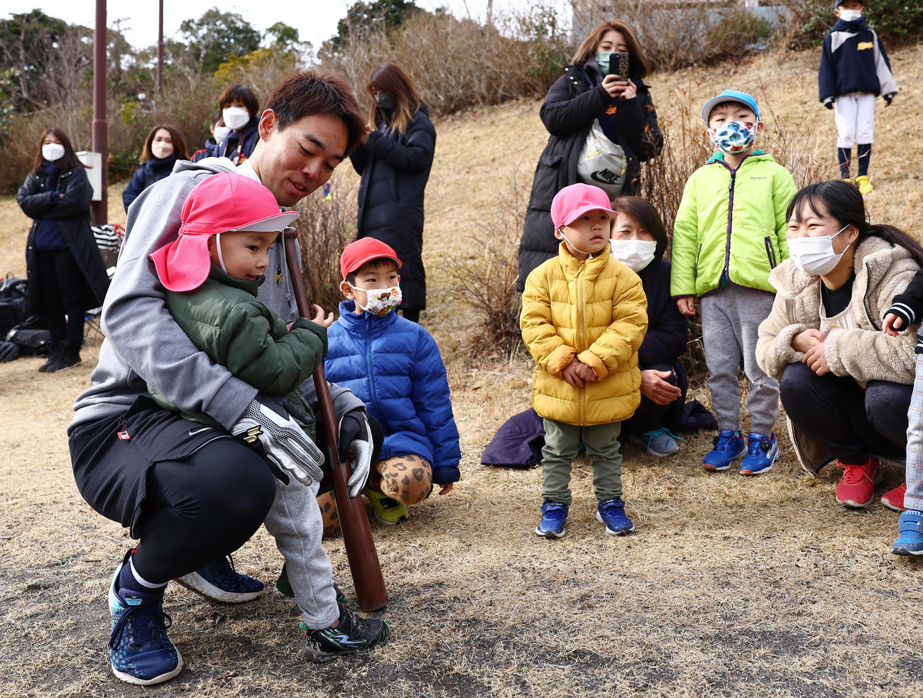 野球教室の合間に遊びにきた園児たちとふれ合うレッズ秋山（左）（撮影・垰建太）