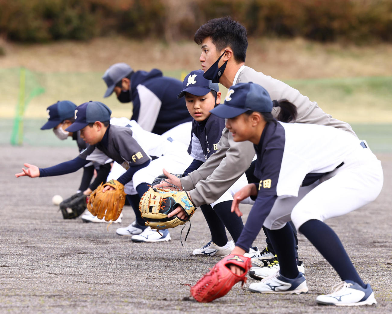 野球教室で子どもたちを指導する阪神板山（手前から2人目）（撮影・垰建太）