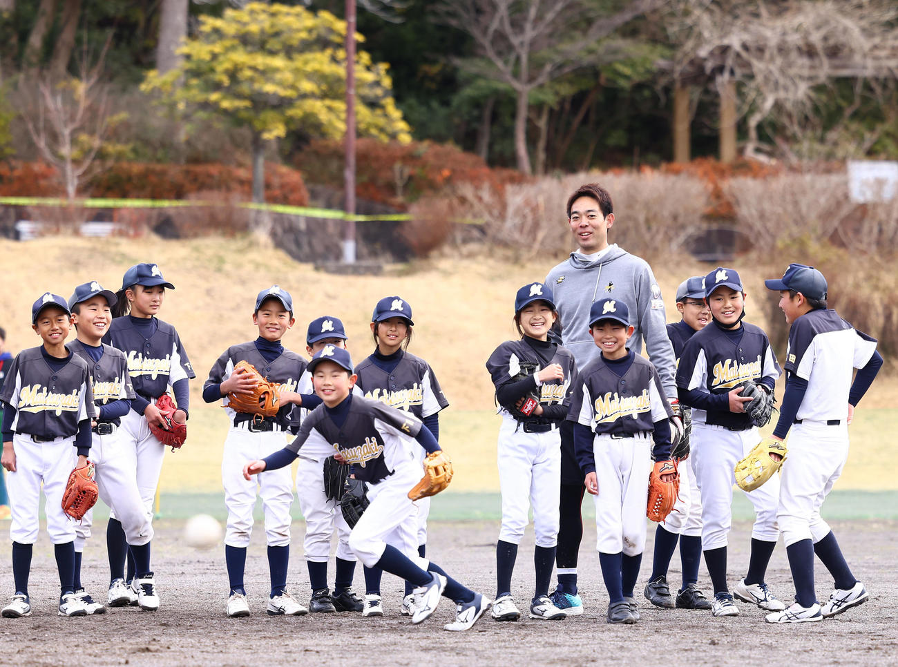 野球教室で子どもたちと楽しそうに笑顔を見せるレッズ秋山（後方）（撮影・垰建太）