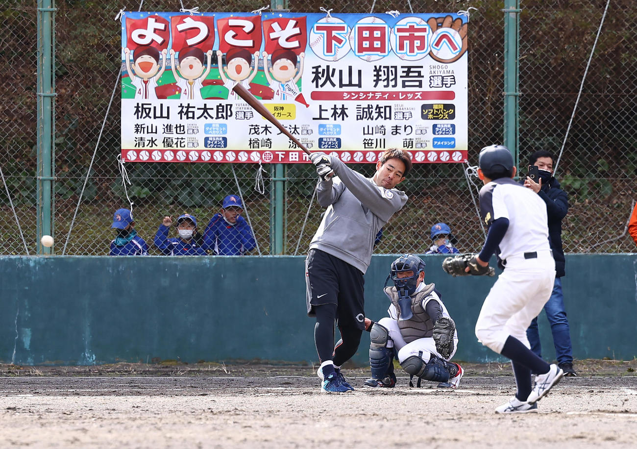 野球教室で打席に立ち少年から右前打を放つレッズ秋山（撮影・垰建太）
