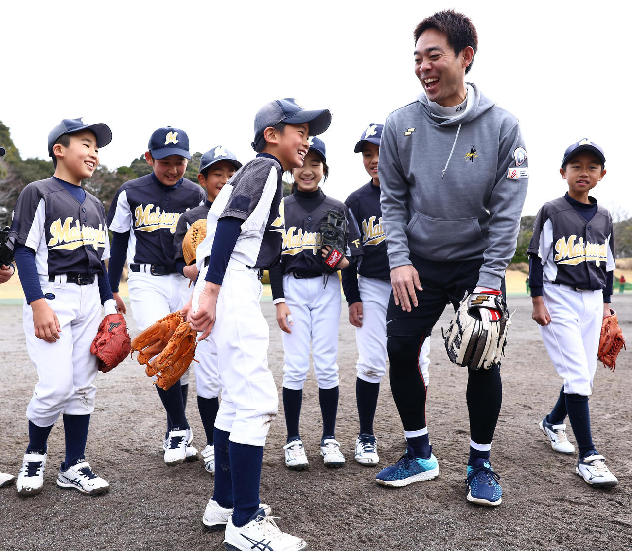 野球教室で子どもたちと楽しそうに笑顔を見せるレッズ秋山（右）（撮影・垰建太）