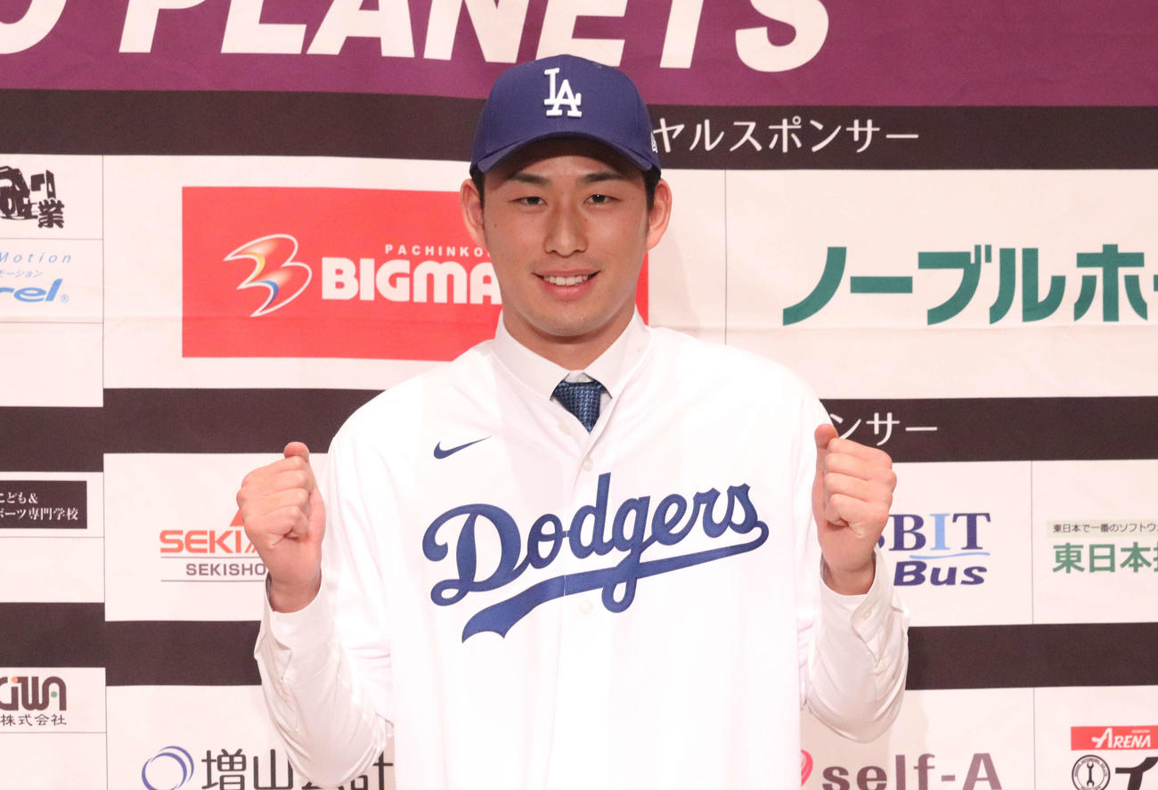 ドジャースのユニホームを着用し、笑顔を見せるBC茨城の松田（撮影・阿部泰斉）