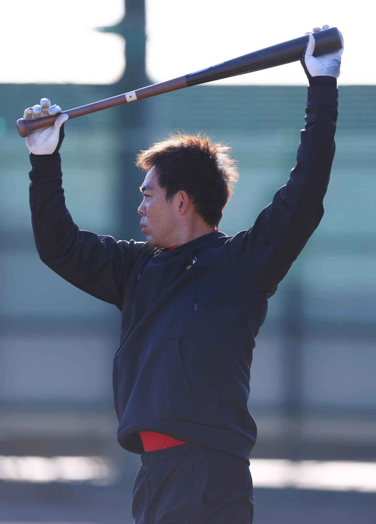 14日、自主トレでバットを手にストレッチするレッズ秋山