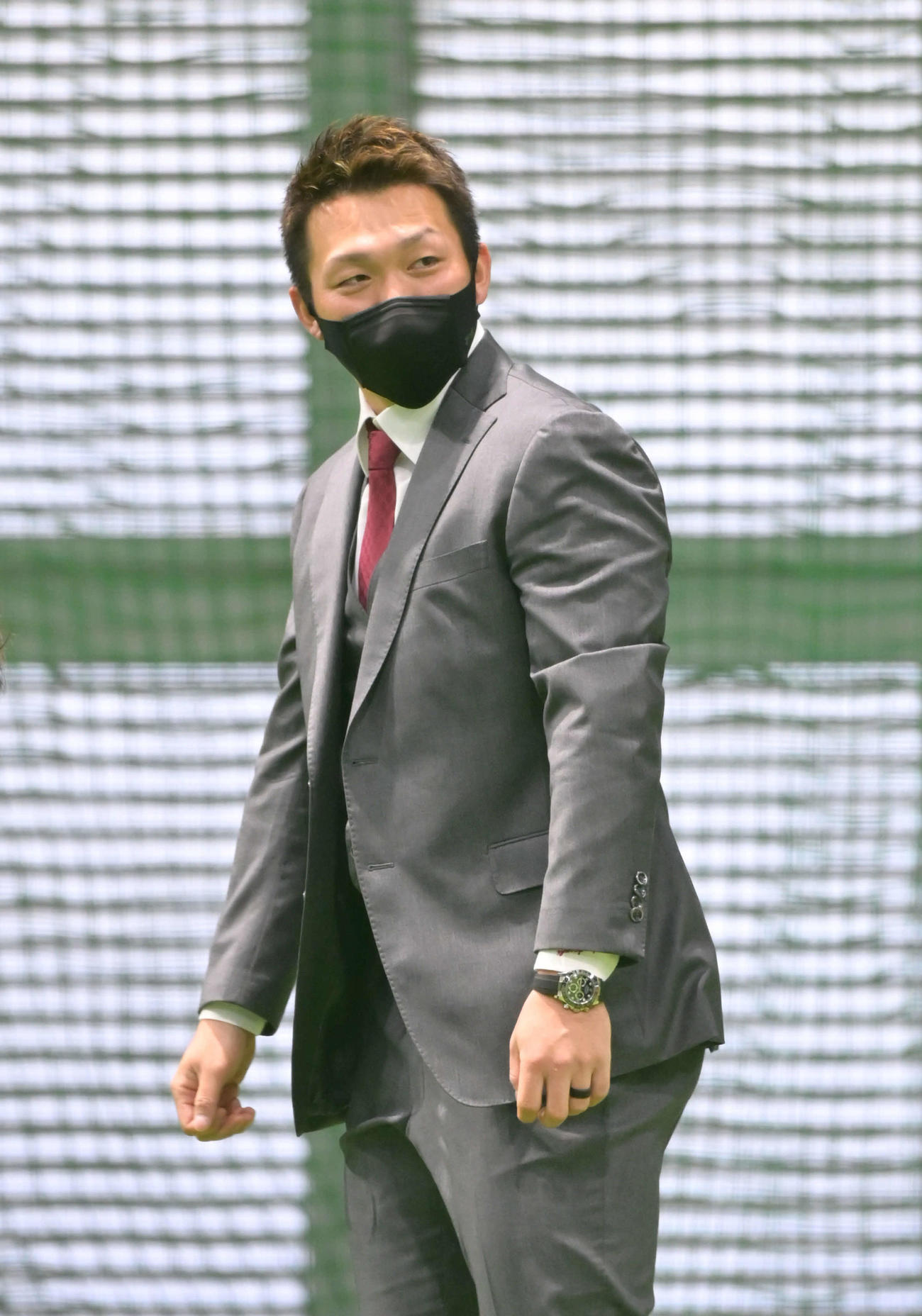 広島が合同自主トレ中の屋内練習場に姿をみせた鈴木誠