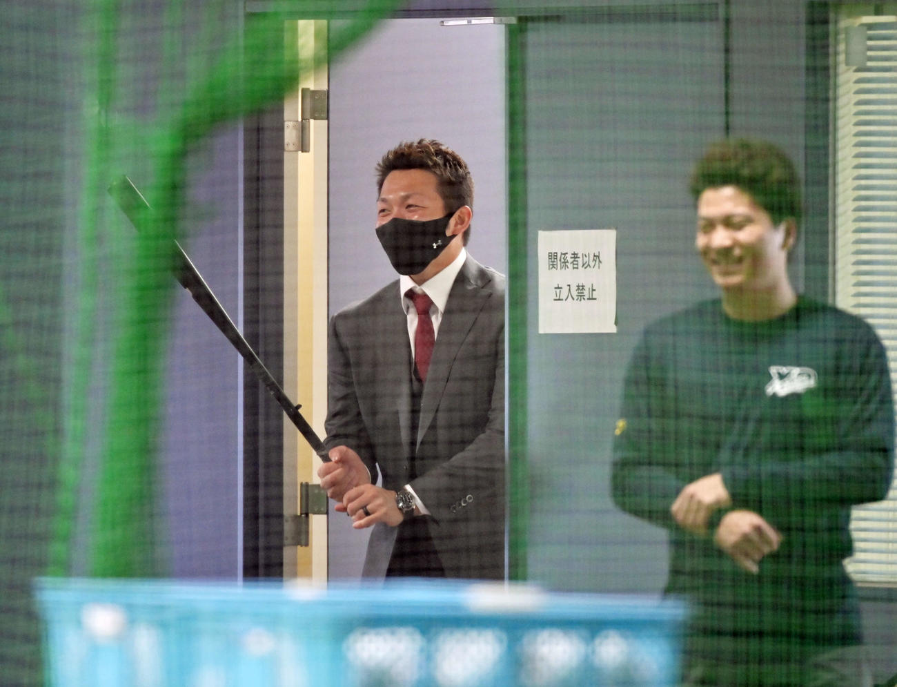 広島が合同自主トレ中の屋内練習場に姿をみせた鈴木誠。右は大盛