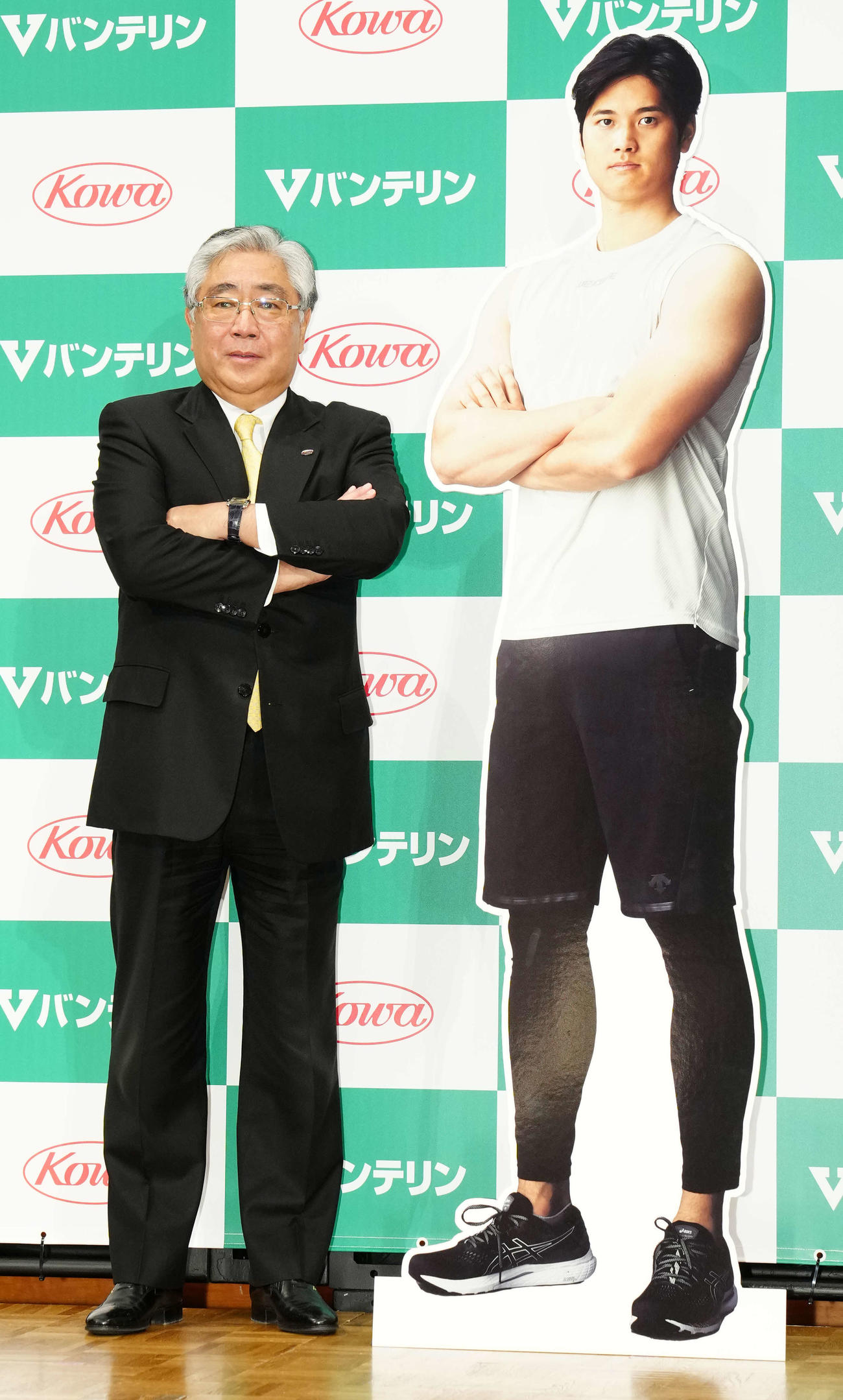 スポンサー契約記者発表会でエンゼルス大谷の等身大パネルと写真に納まる興和株式会社三輪芳弘代表取締役社長（撮影・江口和貴）