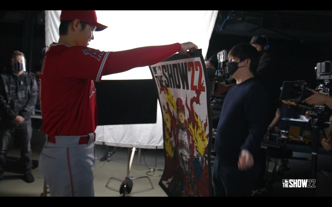 プレイステーション用ソフト「MLB The Show 22」のMVPエディションのパッケージイラストを見るエンゼルス大谷