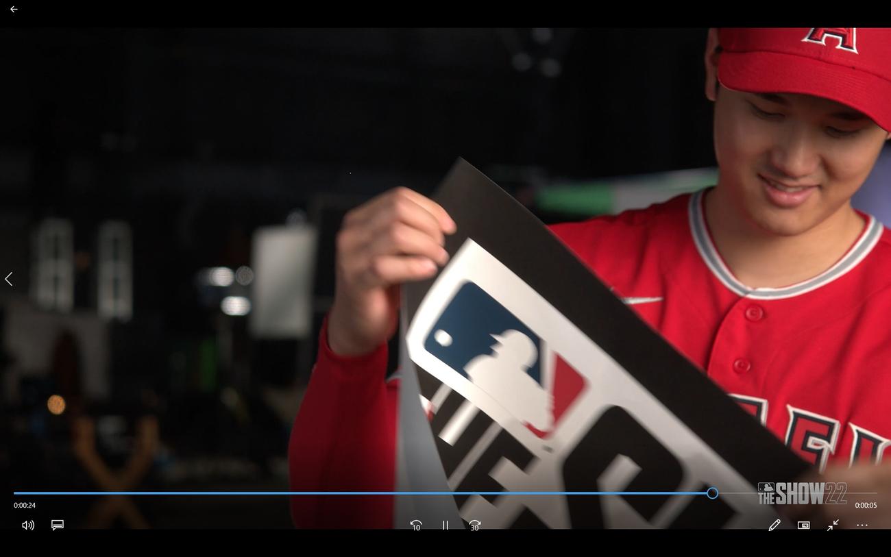 プレイステーション用ソフト「MLB The Show 22」のMVPエディションのパッケージイラストを見るエンゼルス大谷