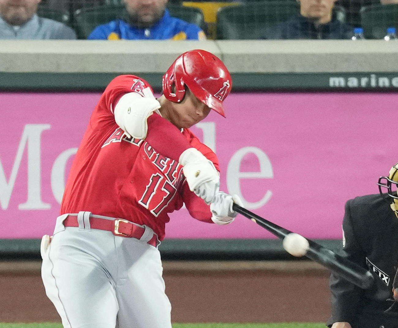 本塁打を放つエンゼルス大谷翔平（2021年撮影）