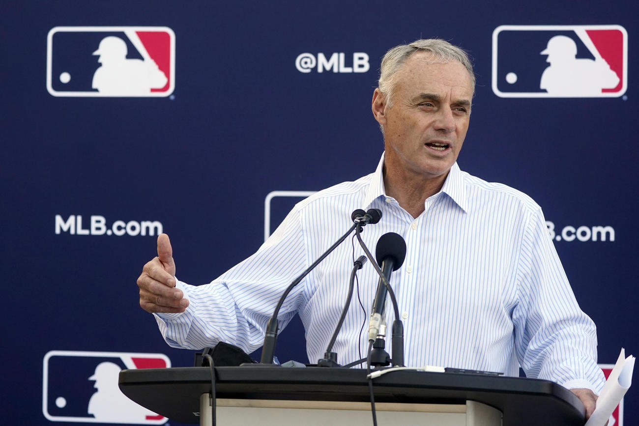 会見するMLBのマンフレッド・コミッショナー（AP）