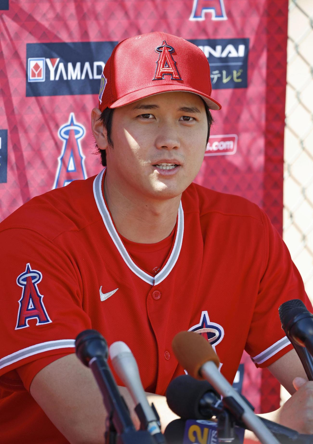 キャンプ地で記者会見する米大リーグ、エンゼルスの大谷翔平（共同）