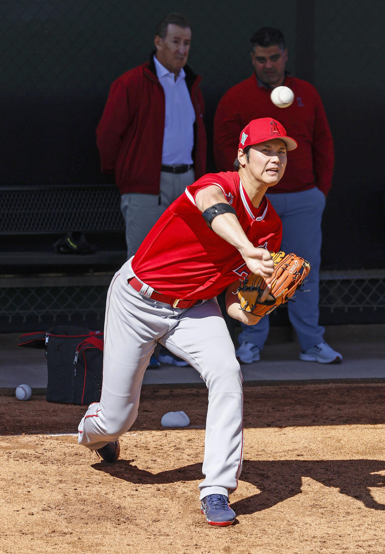 ブルペンで投球練習するエンゼルス・大谷＝テンピ（共同）