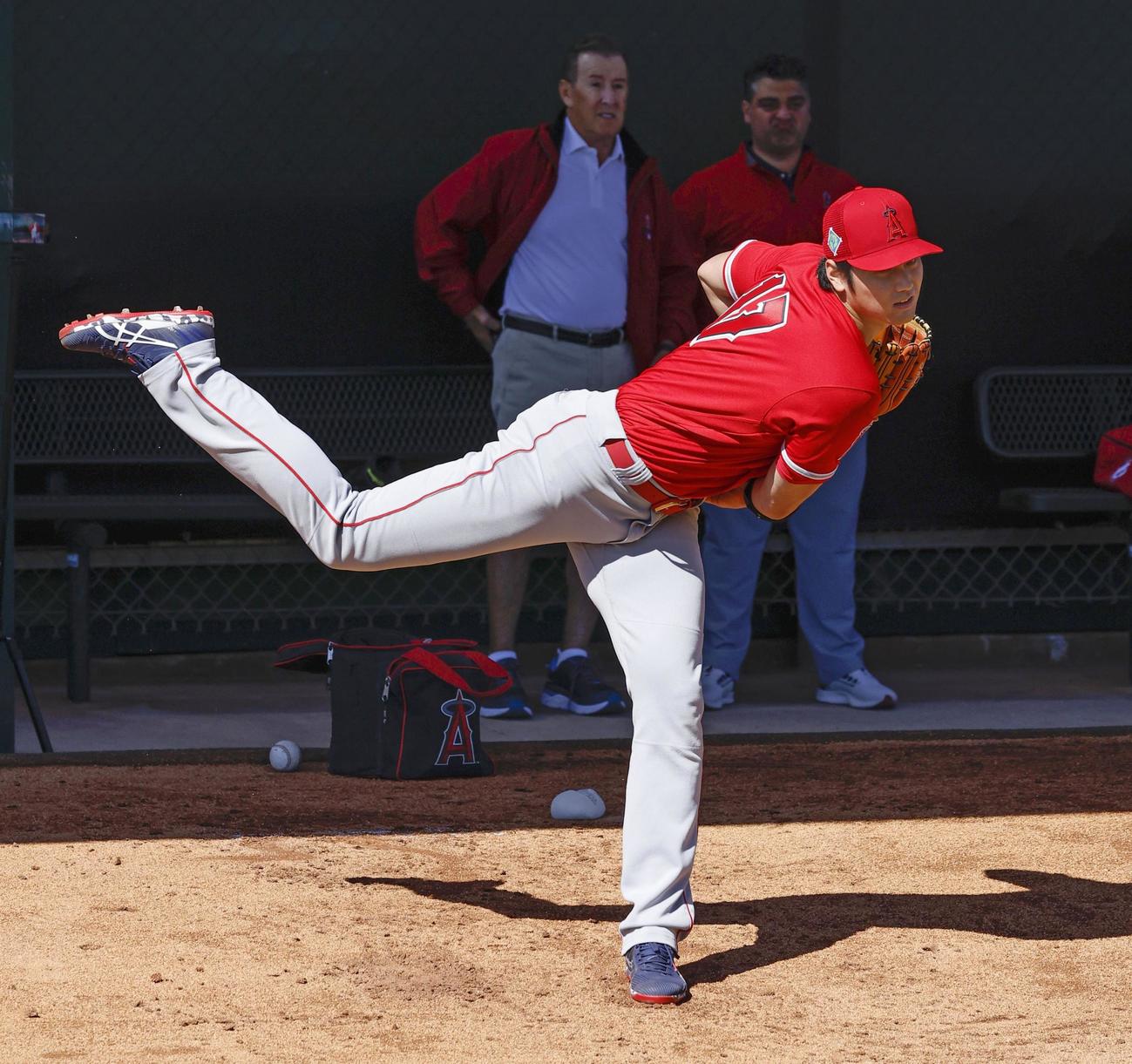 ブルペンで投球練習するエンゼルス・大谷＝テンピ（共同）