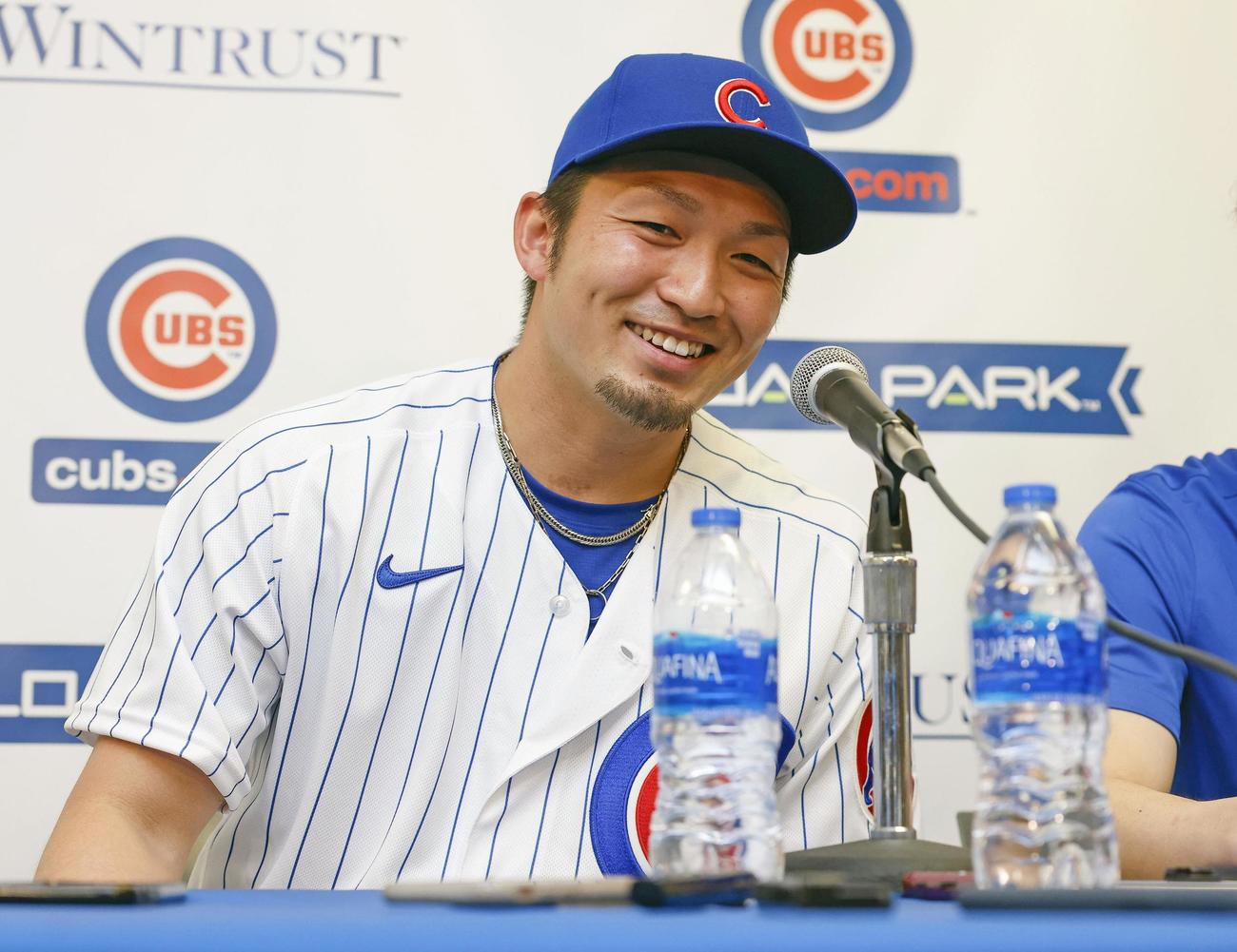 米大リーグ、カブスの入団記者会見で、笑顔で報道陣の質問に答える鈴木誠也（共同）
