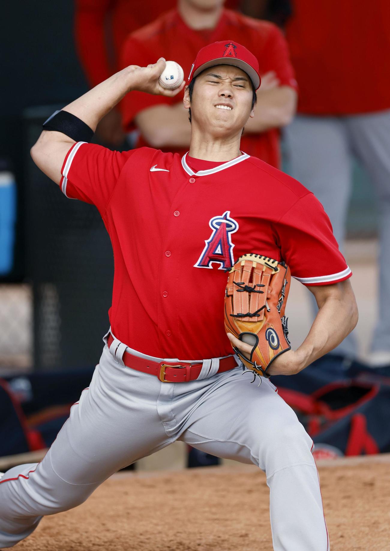 ブルペンで投球練習するエンゼルス・大谷＝テンピ（共同）