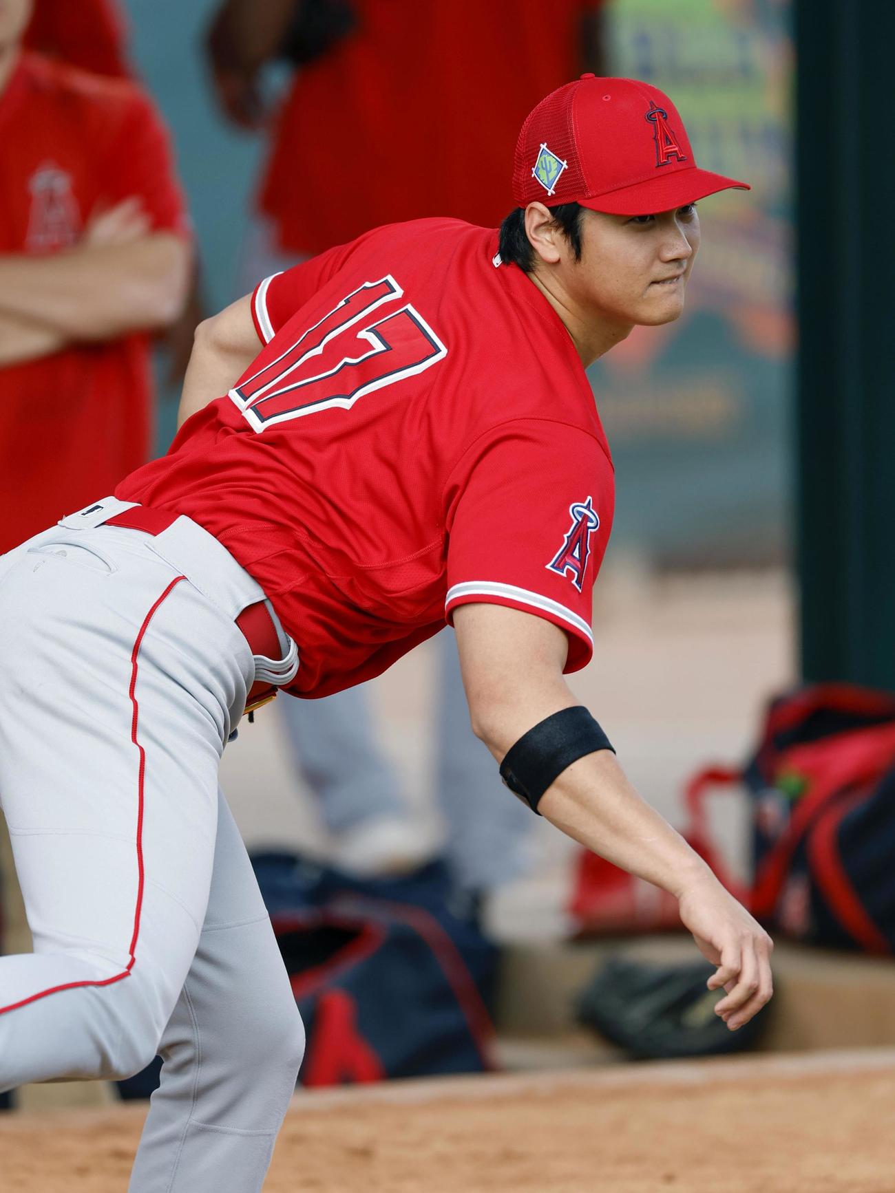 ブルペンで投球練習するエンゼルス・大谷＝テンピ（共同）