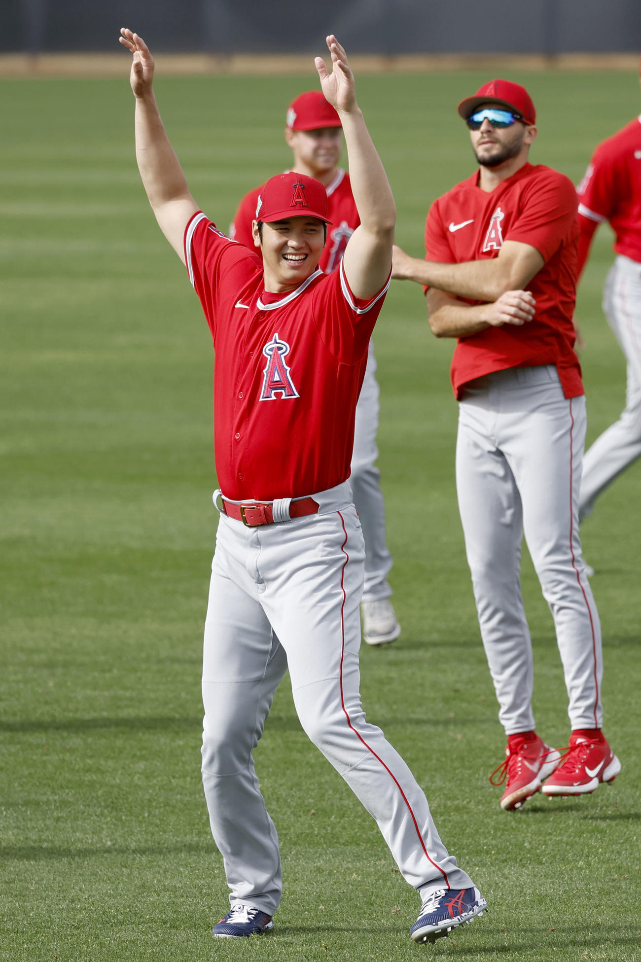 笑顔でウオーミングアップするエンゼルス・大谷＝テンピ（共同）