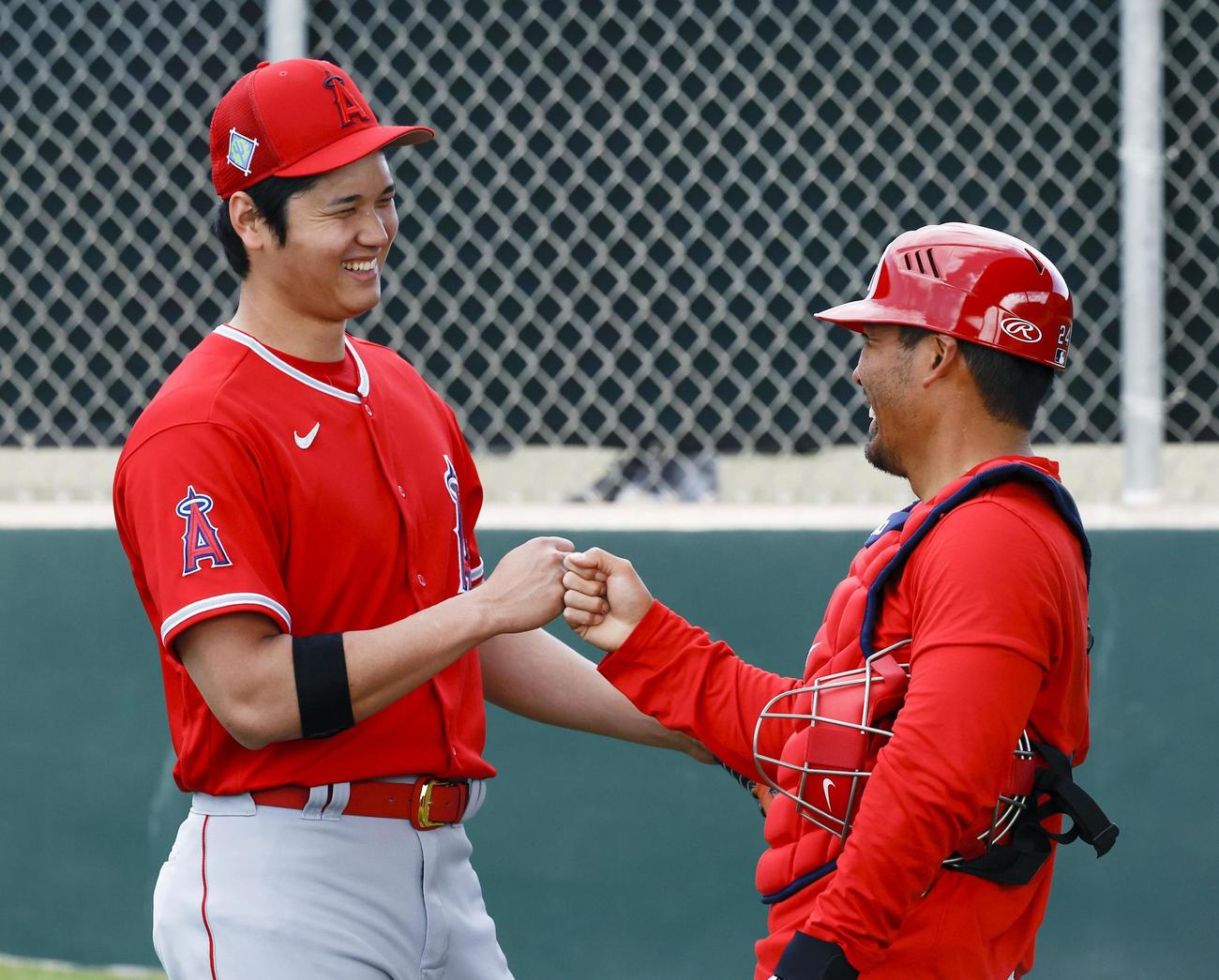 ブルペンでの投球練習を終え、捕手スズキとタッチを交わすエンゼルス・大谷＝テンピ（共同）