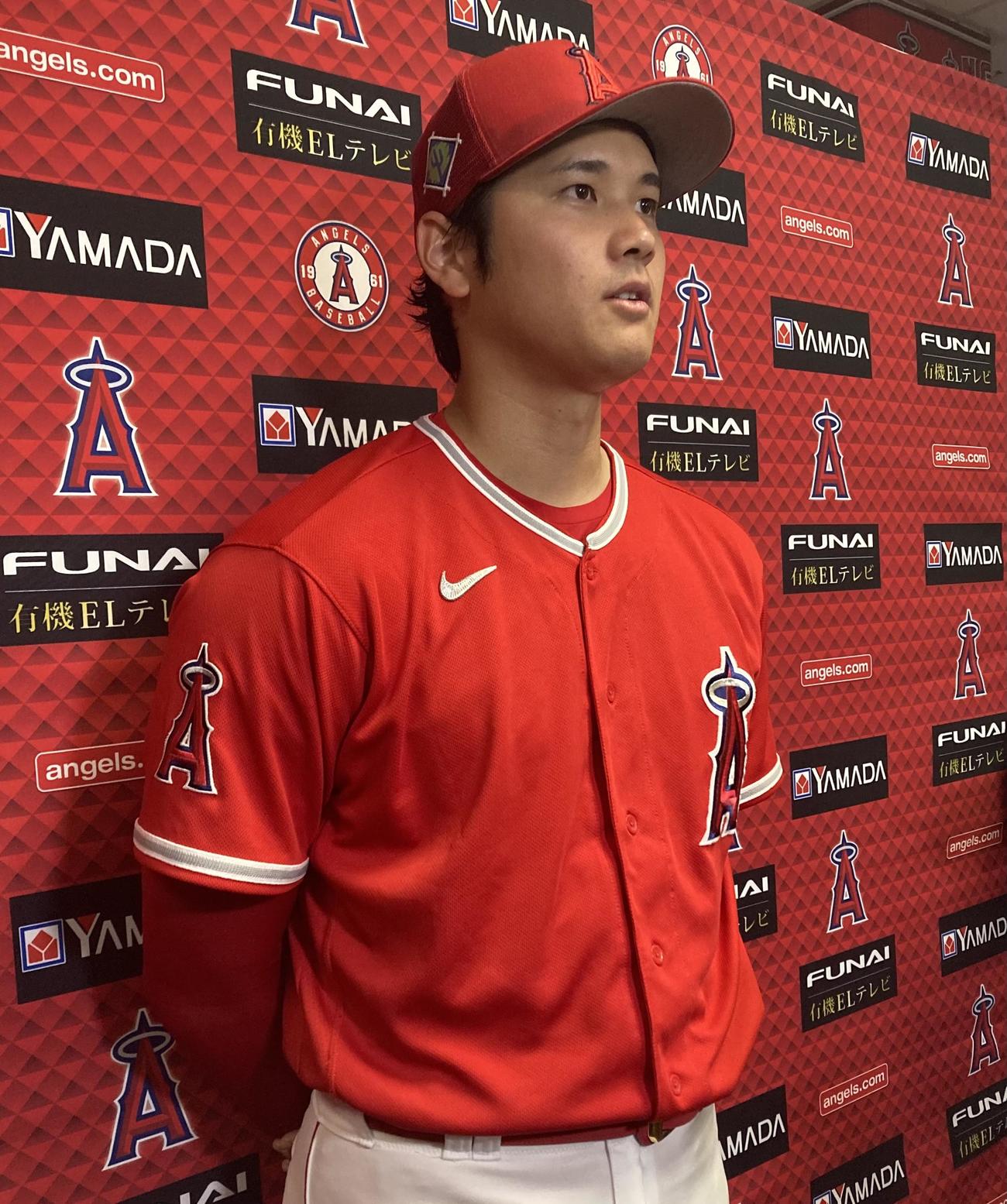 オープン戦に登板後、取材に応じるエンゼルス大谷