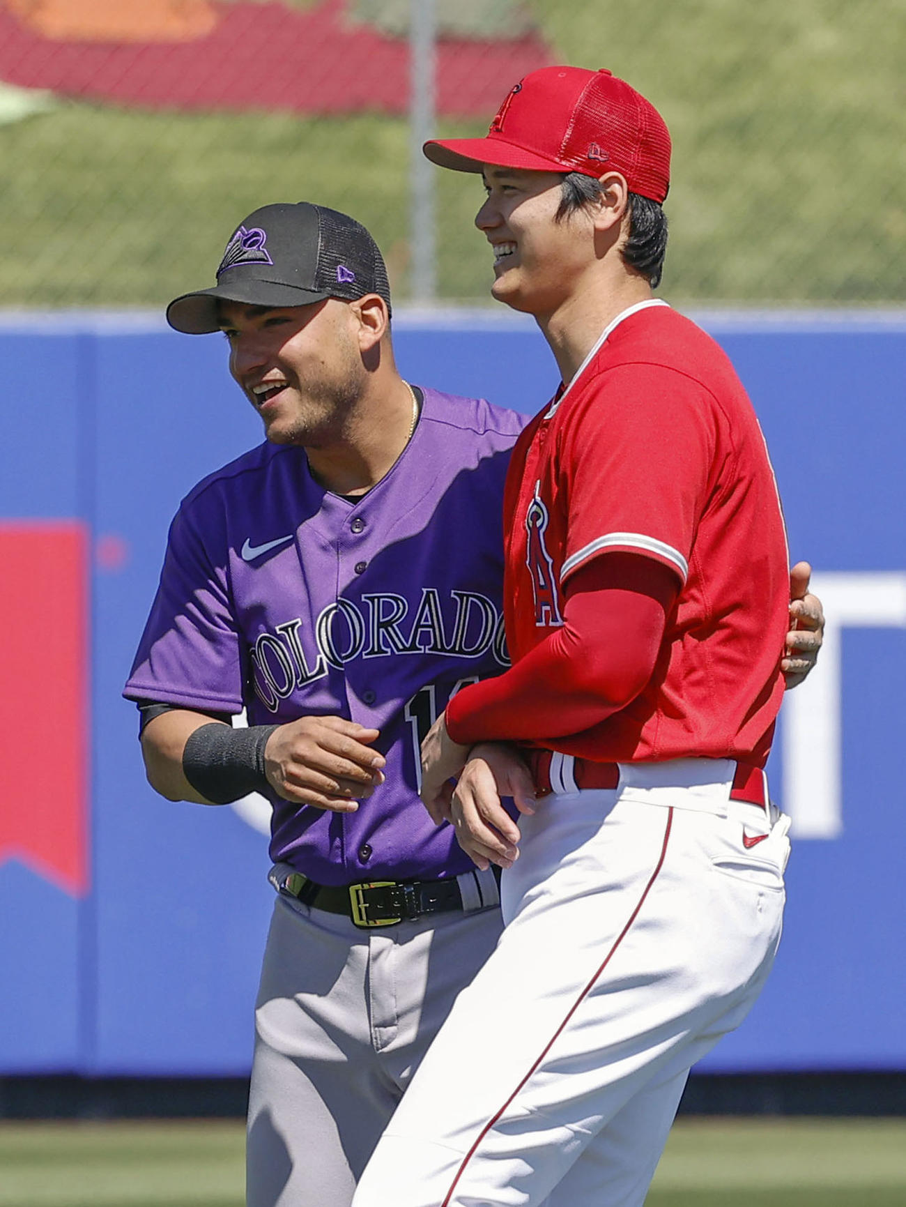 試合前、元同僚のロッキーズのイグレシアス（左）と言葉を交わすエンゼルス大谷（共同）