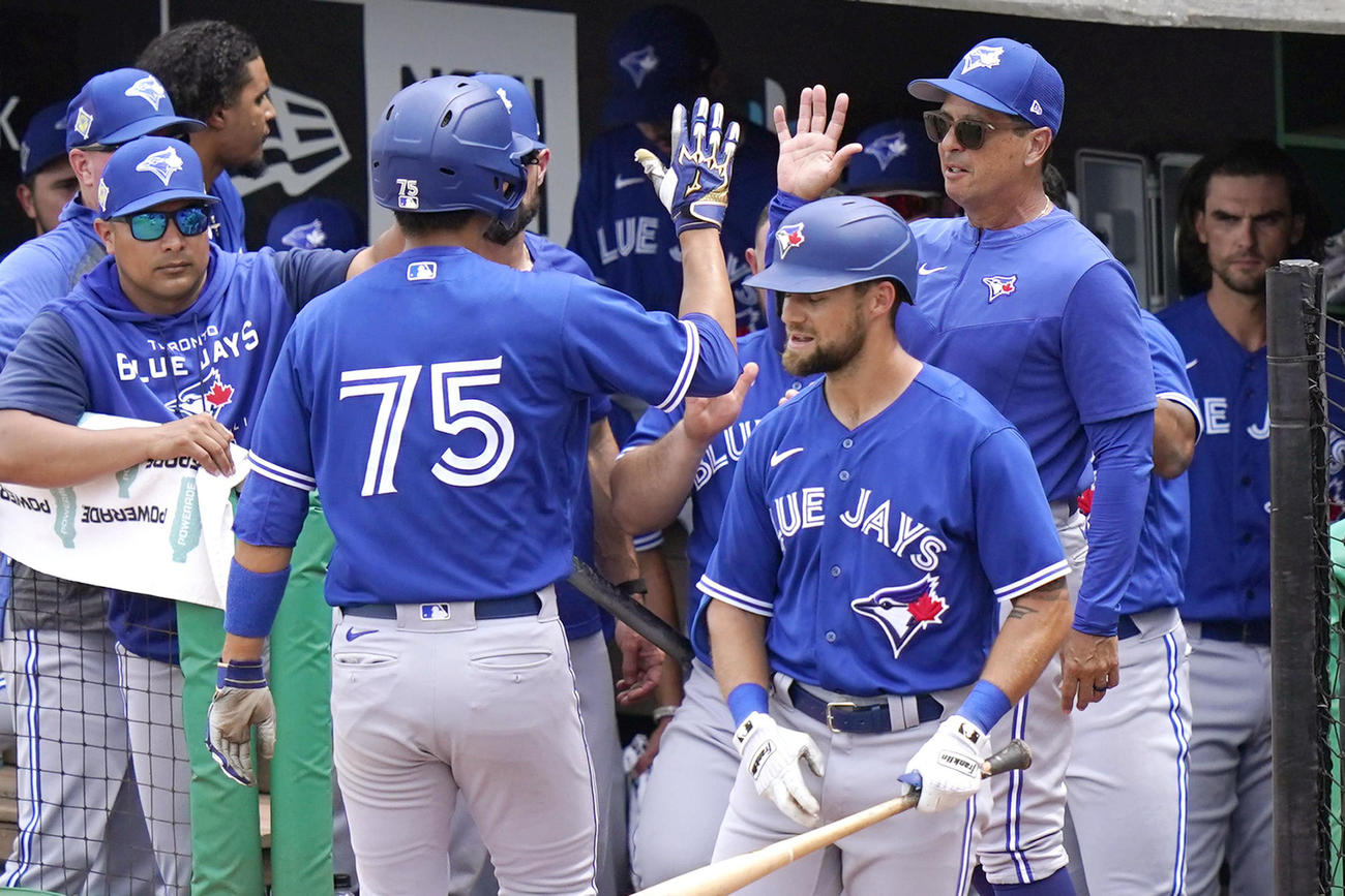 フィリーズ戦の4回に本塁打を放ち、迎えられるブルージェイズとマイナー契約の加藤（75）＝クリアウオーター（AP＝共同）