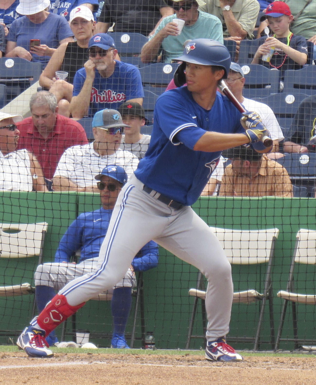 フィリーズ戦で打席に立つブルージェイズとマイナー契約の加藤。4回に本塁打を放った＝クリアウオーター（共同）