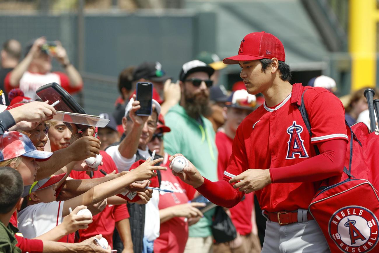 試合前、サインの求めに応じるエンゼルス・大谷＝スコッツデール（共同）