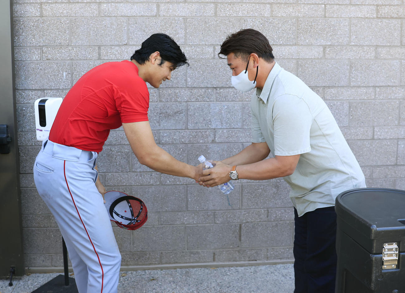 ブルワーズ戦に出場後、松坂大輔氏（右）と握手するエンゼルス大谷＝フェニックス（共同）