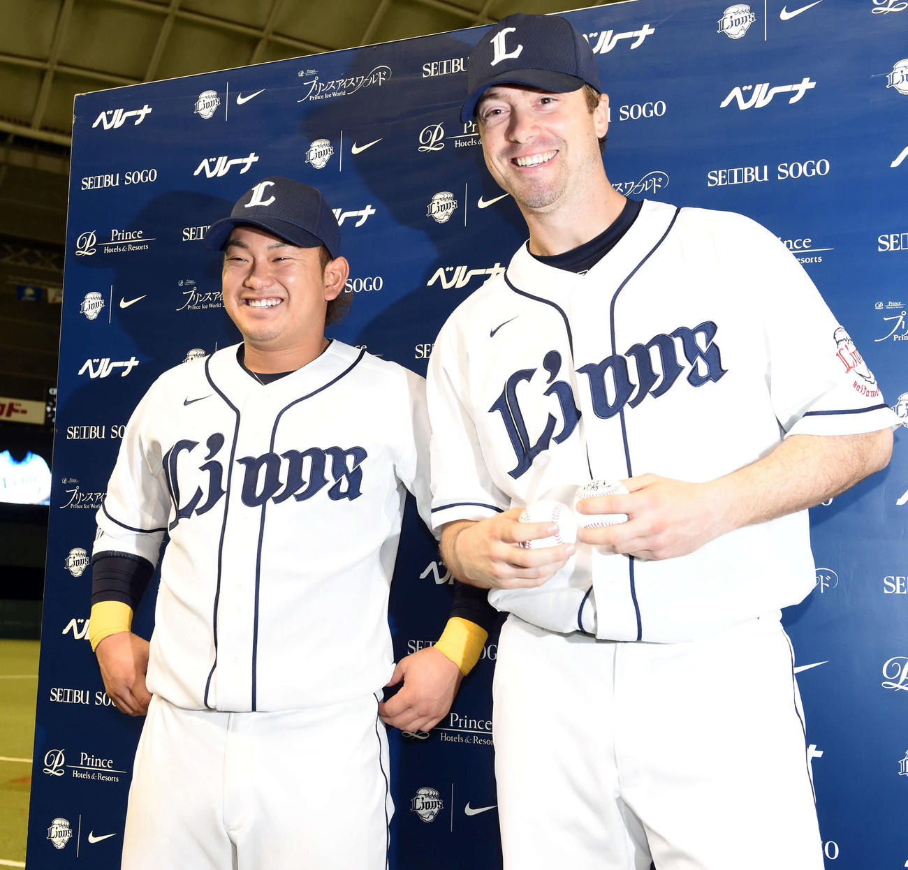 笑顔を見せる西武ルブラン（右）と森（2015年4月14日撮影）