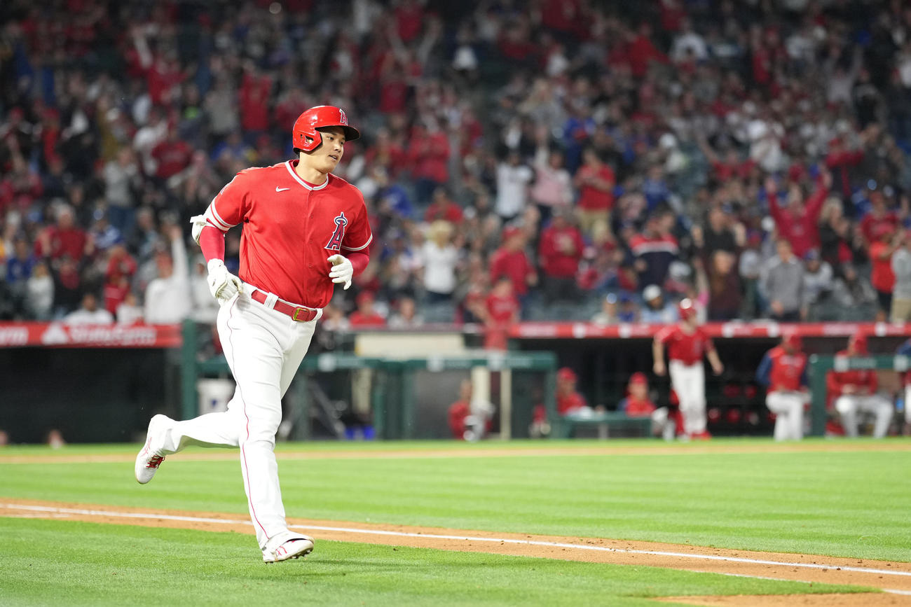 エンゼルス対ドジャース　5回裏エンゼルス1死、ソロ本塁打を放つ大谷（撮影・鈴木みどり）