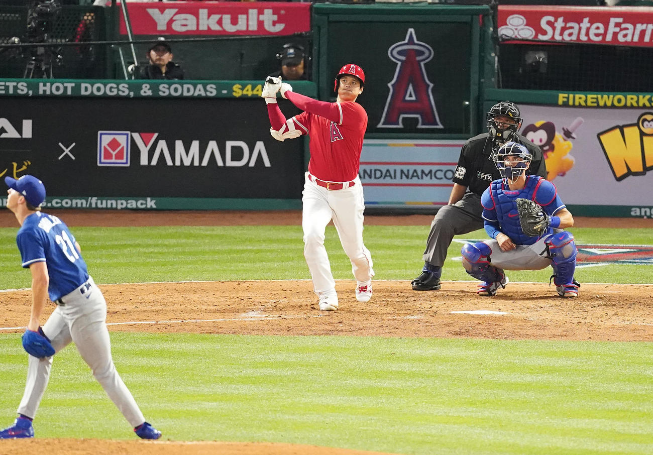エンゼルス対ドジャース　5回裏エンゼルス1死、右越えソロ本塁打を放つ大谷。投手ビューラー（撮影・鈴木みどり）
